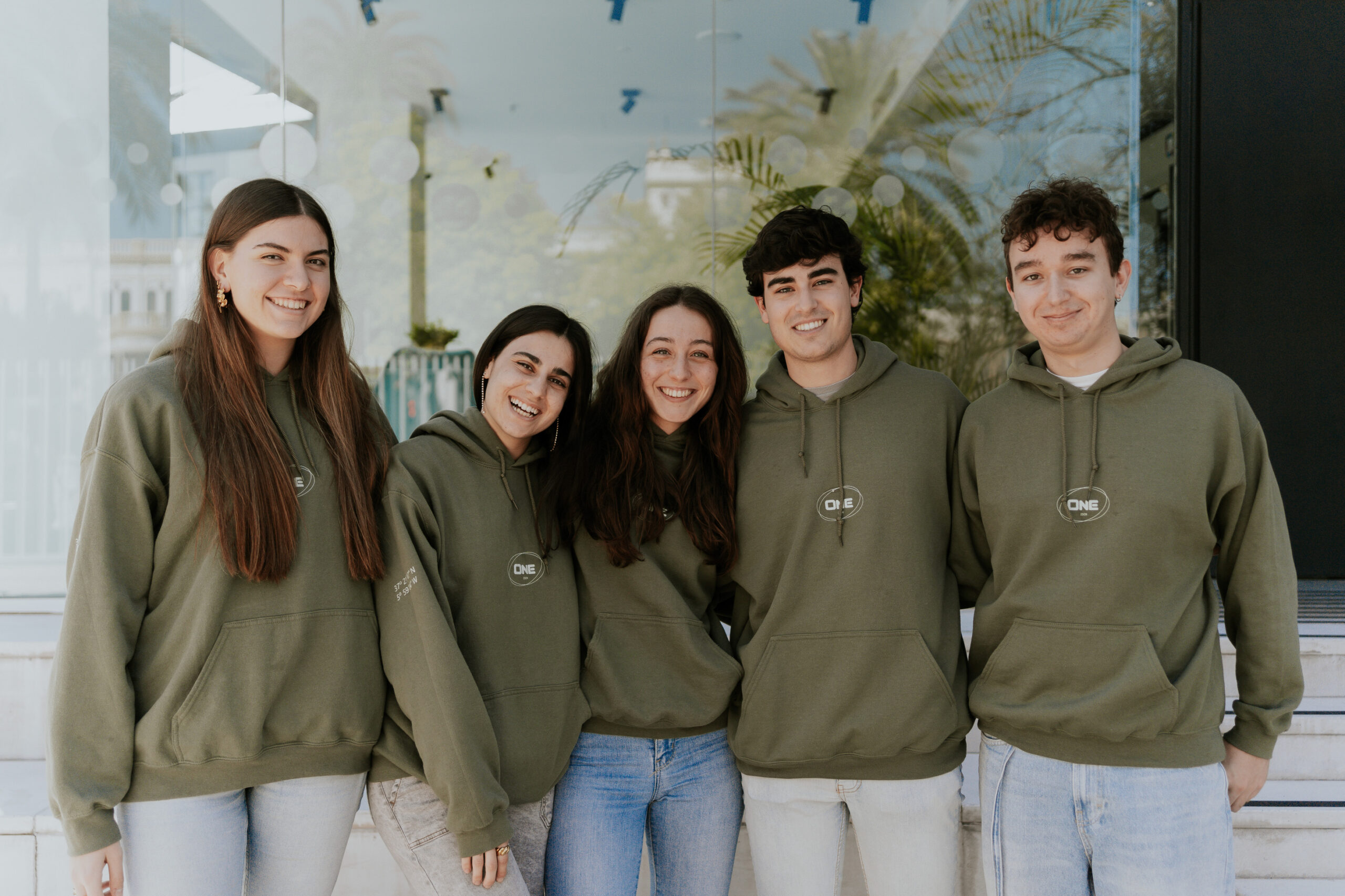 residentes con las sudaderas oficiales abrazándose