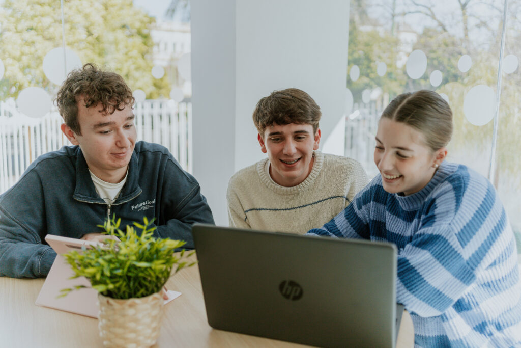 Tres residentes miran el ordenador en la zona de vending