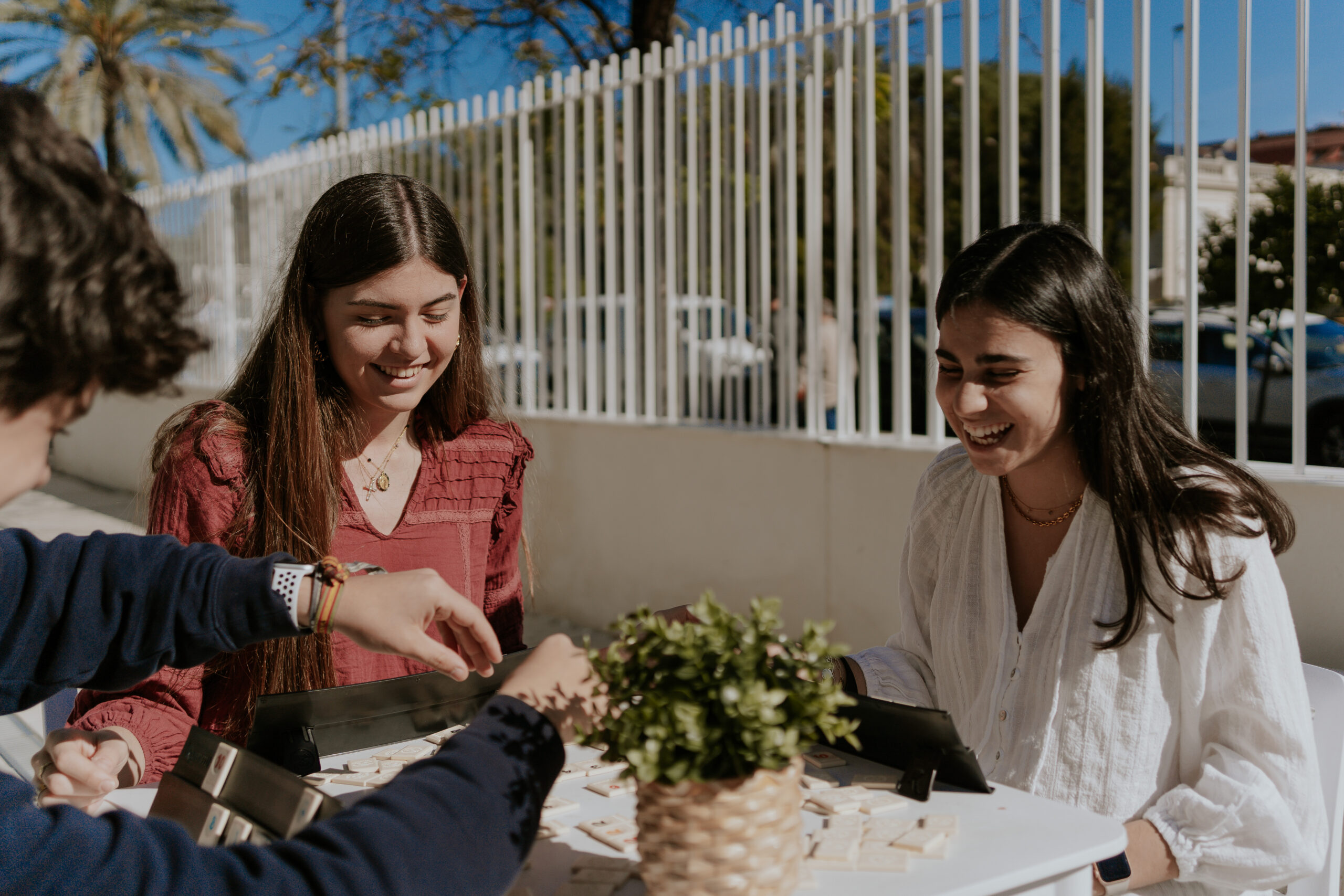 chicos jugando a juegos de mesa