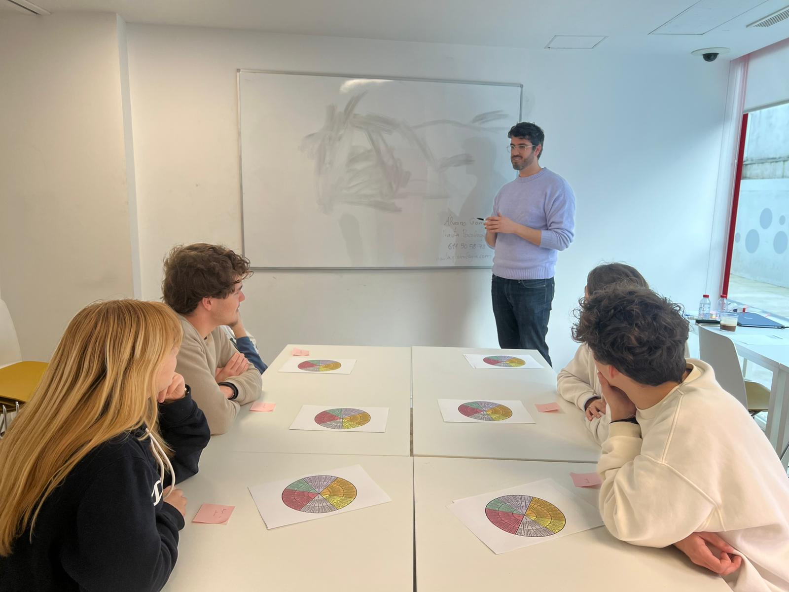residentes sentados en la sala de estudio escuchando la explicación del psicólogo